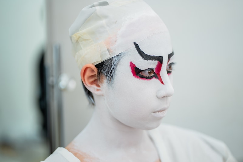 化粧中の尾上眞秀。