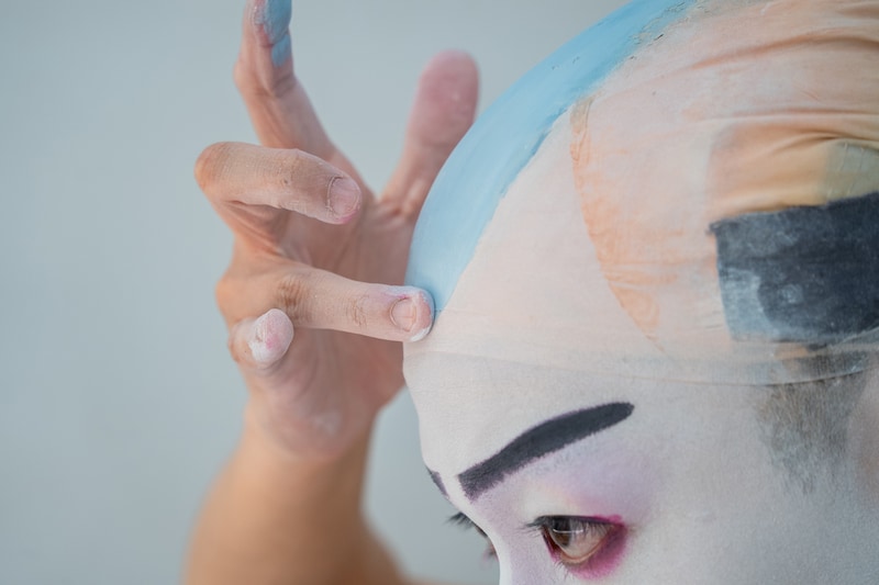 化粧中の尾上右近。