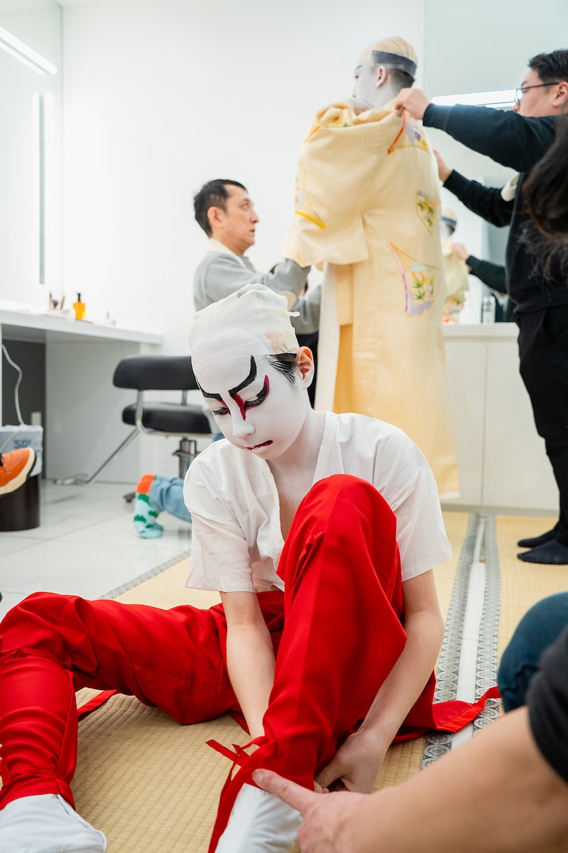 衣裳を着込む尾上眞秀（手前）と尾上右近。