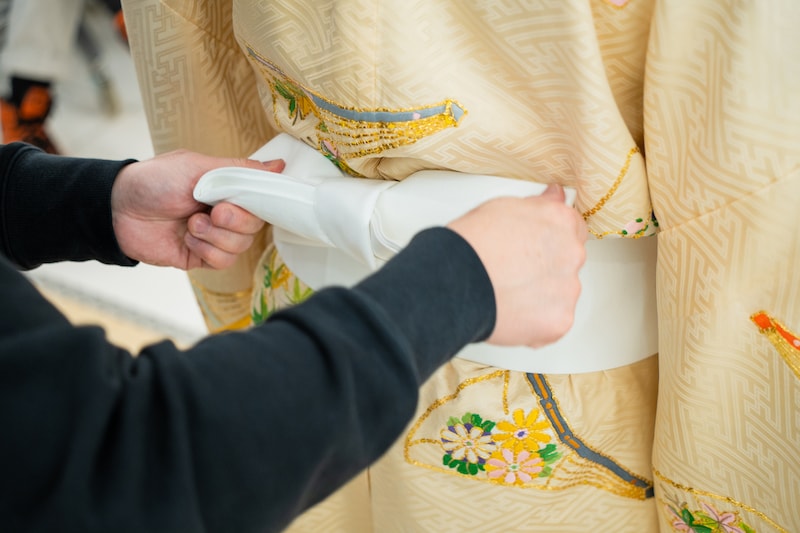 衣裳を着込む尾上右近。