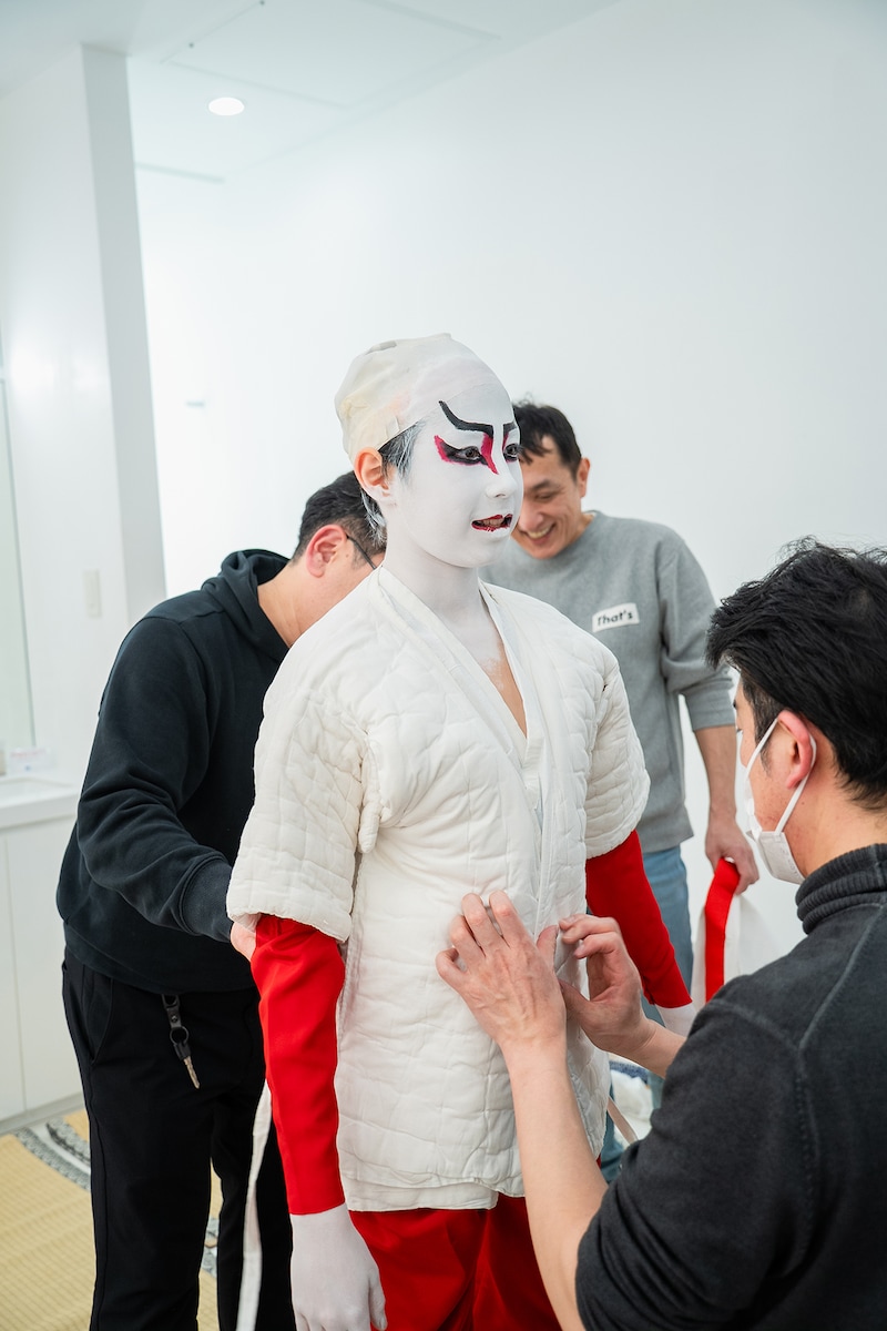 衣裳を着込む尾上眞秀。