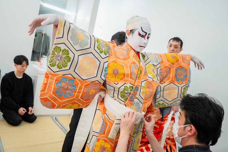 衣裳を着込む尾上眞秀。