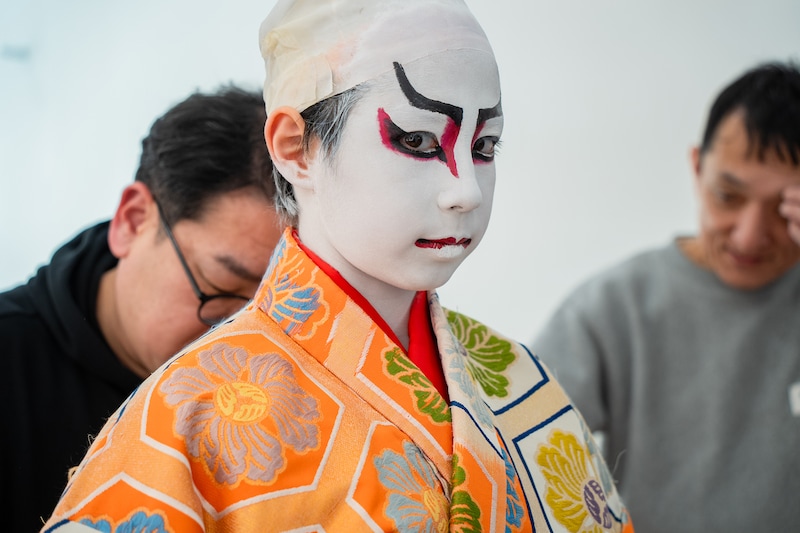 衣裳を着込む尾上眞秀。