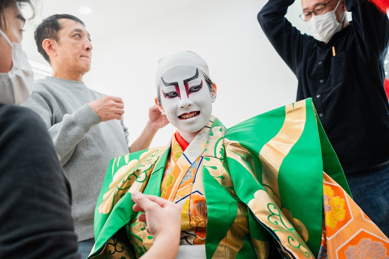 衣裳を着込なが一瞬カメラに笑いかけてくれた尾上眞秀。