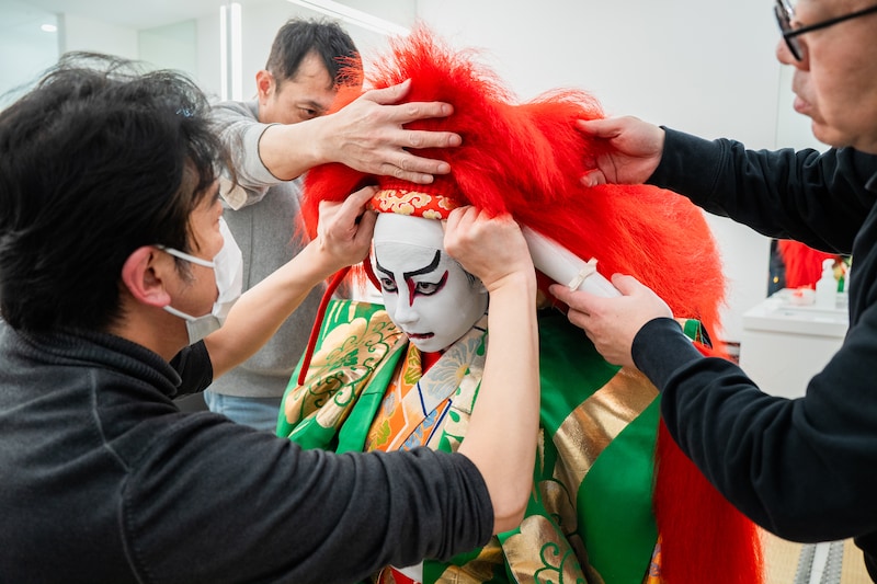 尾上眞秀の頭に獅子の鬘をしっかりと装着。