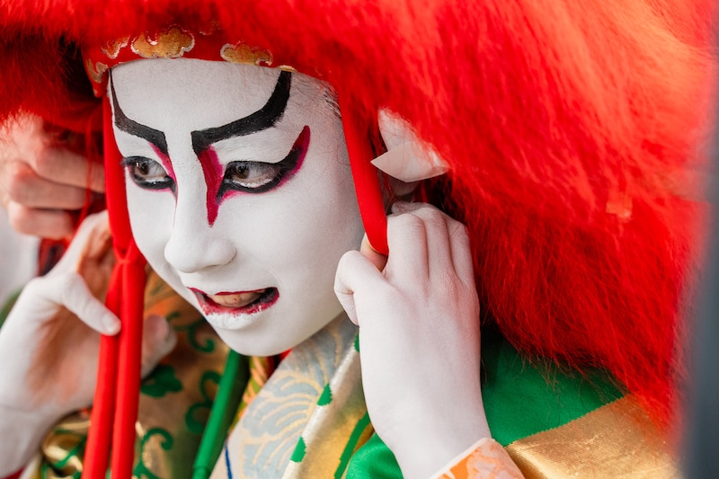 ぎゅっと鬘を締め付けられる尾上眞秀。