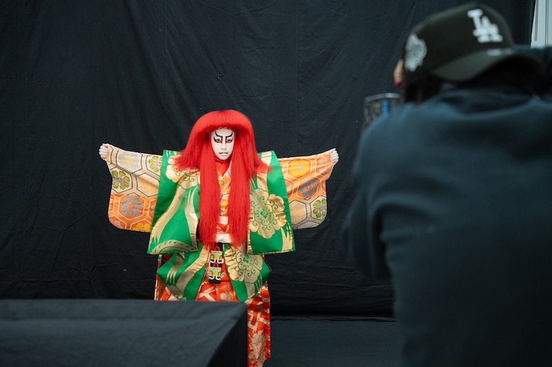 特別ビジュアルの撮影に臨む尾上眞秀。