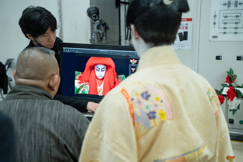 テストカットを確認する尾上右近。