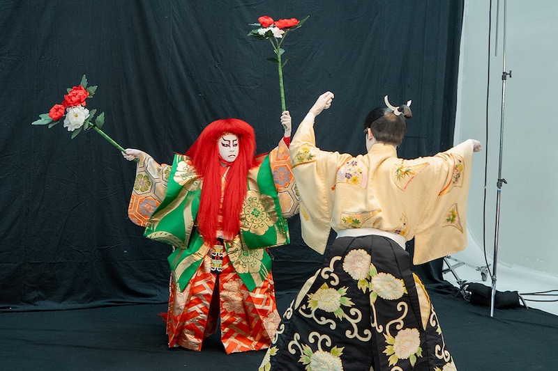 尾上眞秀（奥）にポーズをアドバイスする尾上右近。