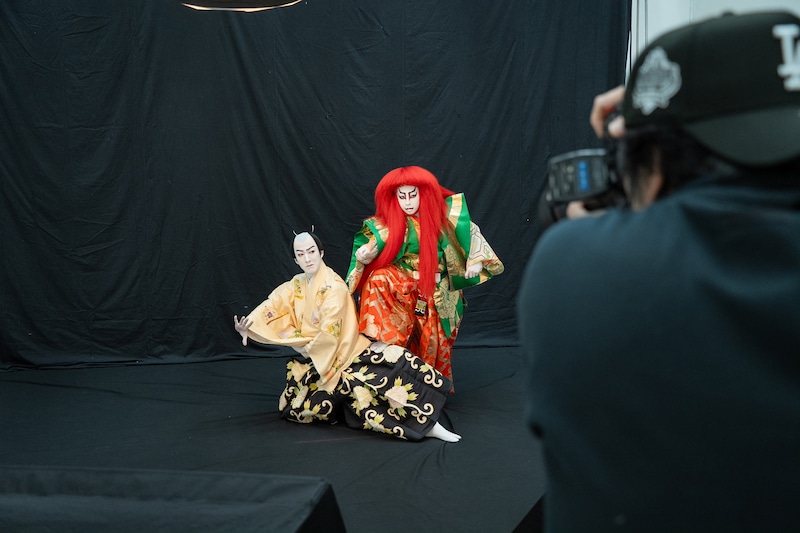 特別ビジュアルの撮影に臨む尾上右近（左）と尾上眞秀。