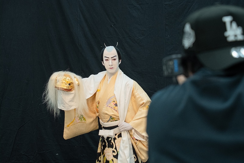 特別ビジュアルの撮影に臨む尾上右近。