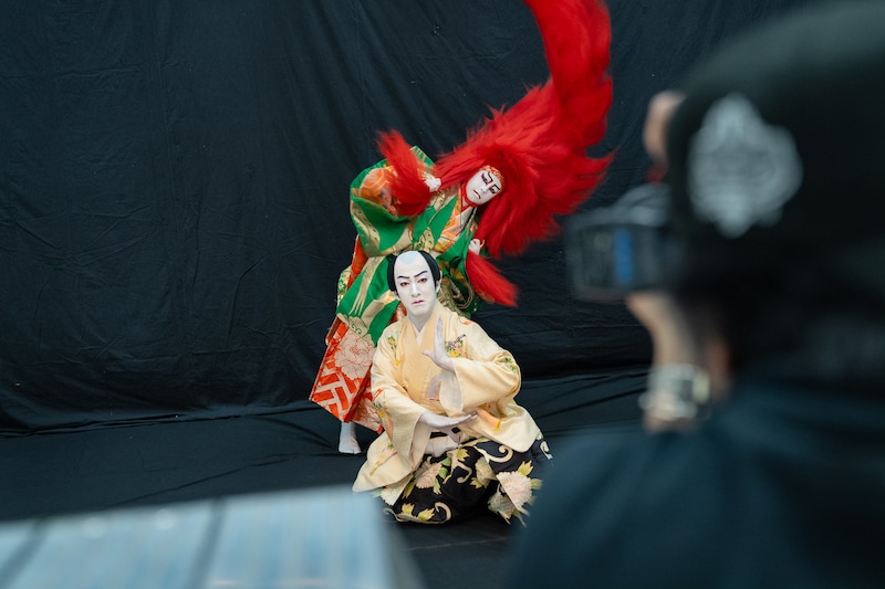 特別ビジュアルの撮影に臨む尾上右近（手前）と尾上眞秀（後ろ）。