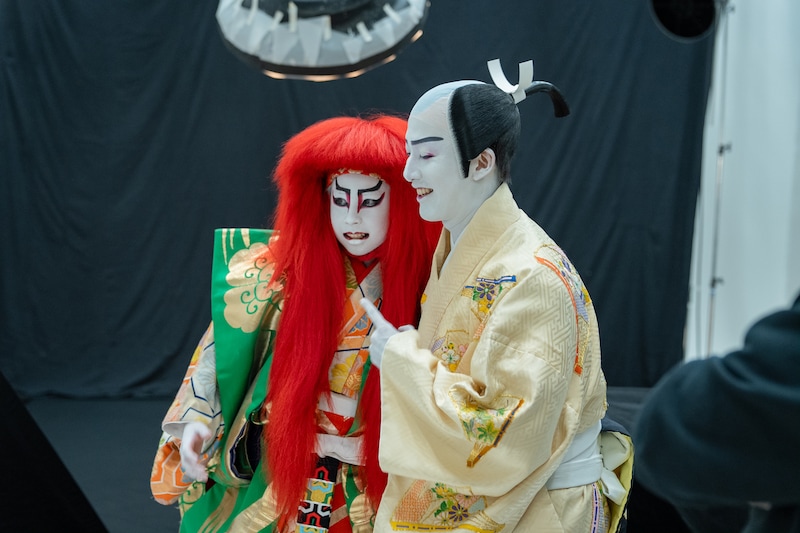 撮影が終わってホッとした表情を見せる尾上眞秀（右）と尾上右近。