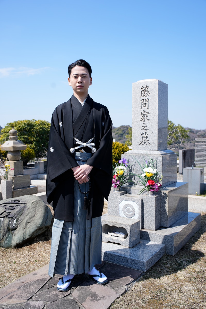 曽祖父・二世尾上松緑と祖父・初世尾上辰之助（三世松緑追贈）の墓参りに訪れた尾上右近。©︎松竹