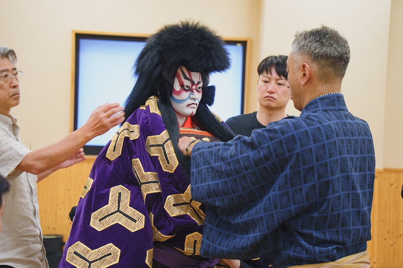 「鎌髭」中村福之助のビジュアル撮影の様子を見に来てアドバイスする市川團十郎（左）。