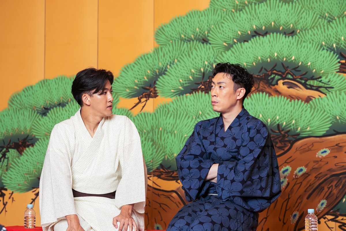 左から尾上右近、坂東巳之助。