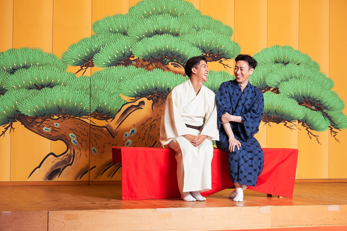 左から尾上右近、坂東巳之助。