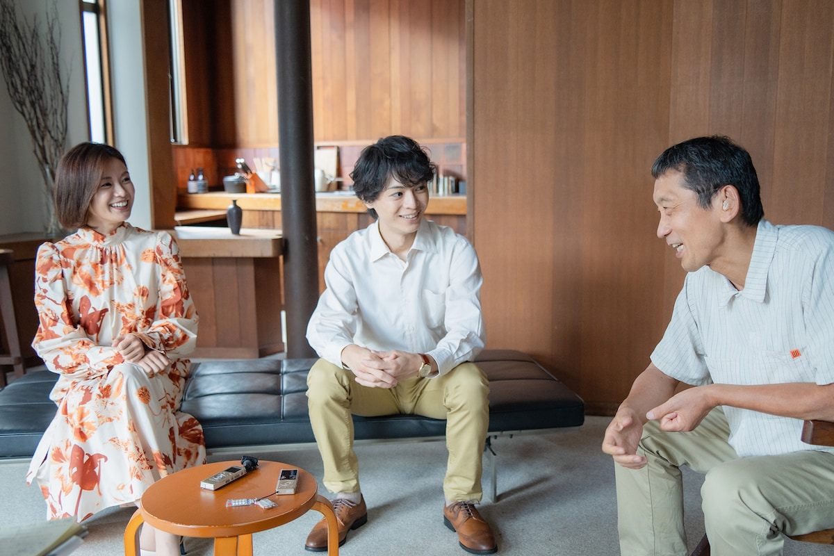 左から清水由紀、溝口琢矢、成井豊。