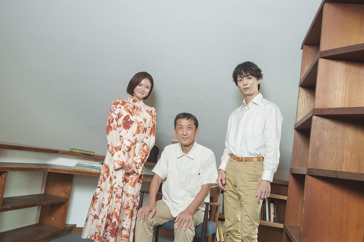 左から清水由紀、成井豊、溝口琢矢。