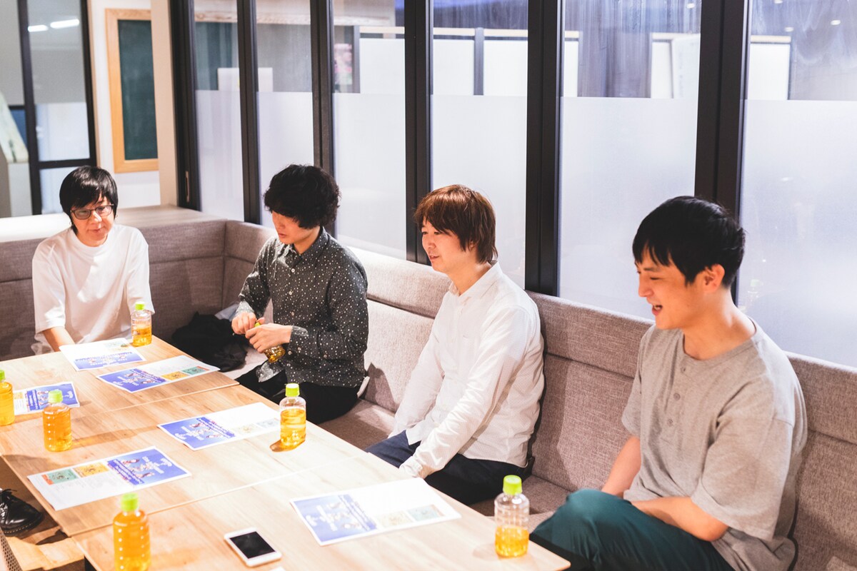 左から真鍋吉明（the pillows）、上野啓示（カミナリグモ）、ghoma（カミナリグモ）、渡會将士（FoZZtone、brainchild's）。