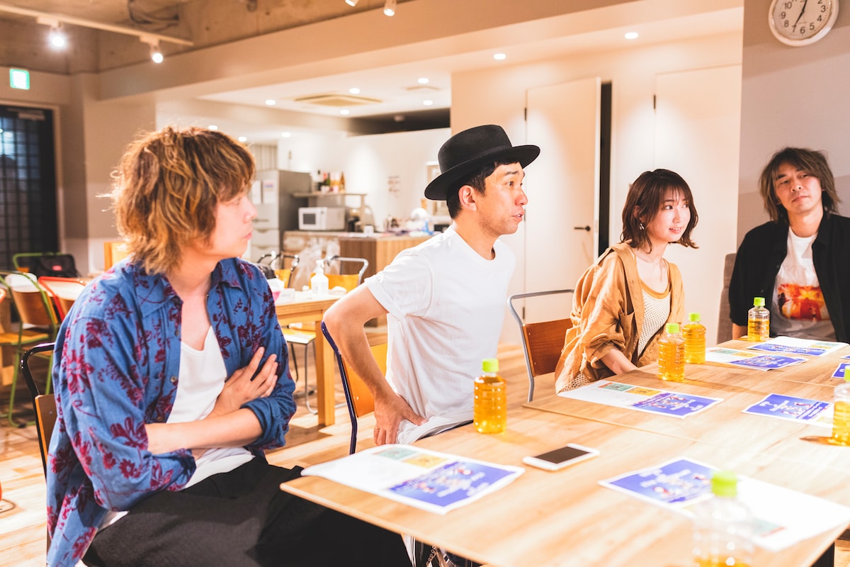 左からカナタタケヒロ（LEGO BIG MORL）、わたなべだいすけ（D.W.ニコルズ）、上野優華、秋野温（鶴）。