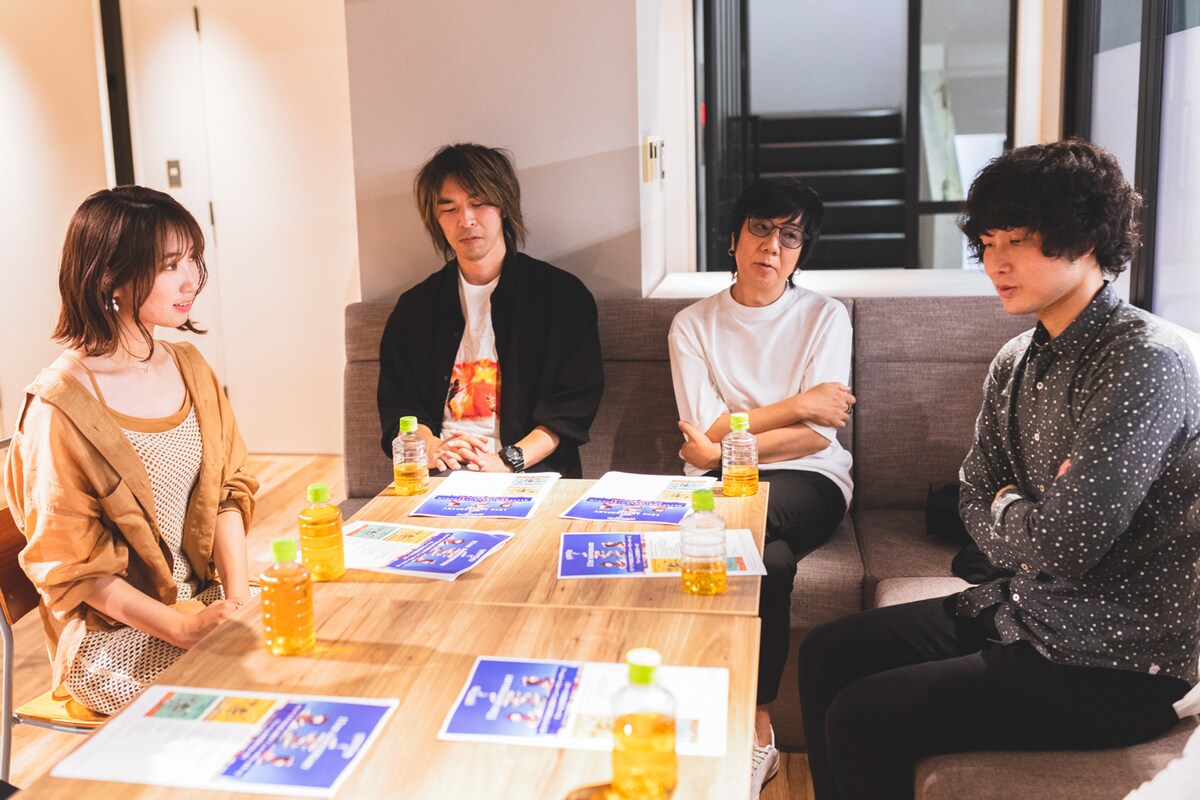 左から上野優華、秋野温（鶴）、真鍋吉明（the pillows）、上野啓示（カミナリグモ）。