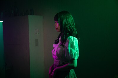 ソロカット撮影に挑む塩見きら。