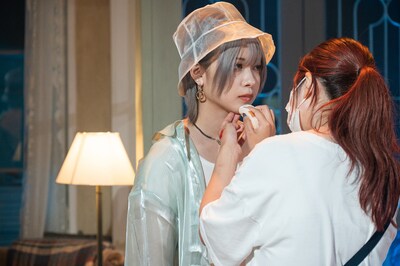 メイクを直す羽島めい。