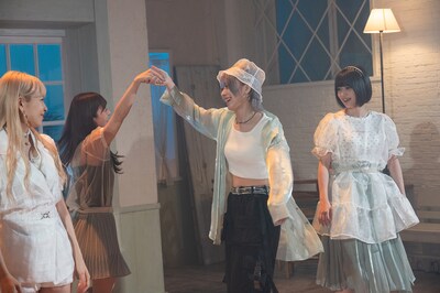 スタンバイ中になぜか踊り出す羽島姉妹。