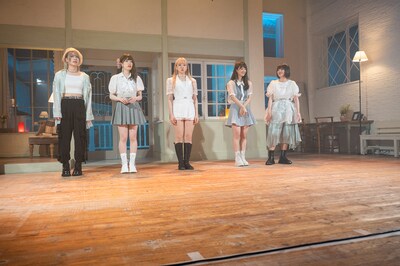 立ち位置に着いてスタンバイする神宿。