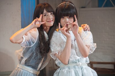 カメラ目線の羽島みき＆小山ひな。