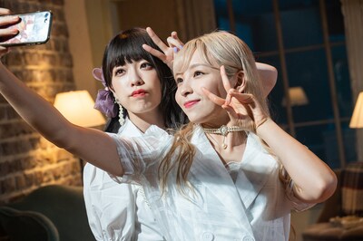 記念撮影する塩見きら＆一ノ瀬みか。