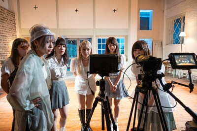 撮影直後の映像をチェックしフォーメーションを確かめる神宿。