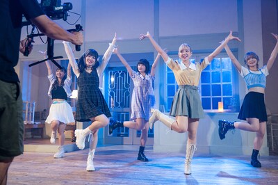 衣装をチェンジしてのダンスシーン撮影に挑む神宿。