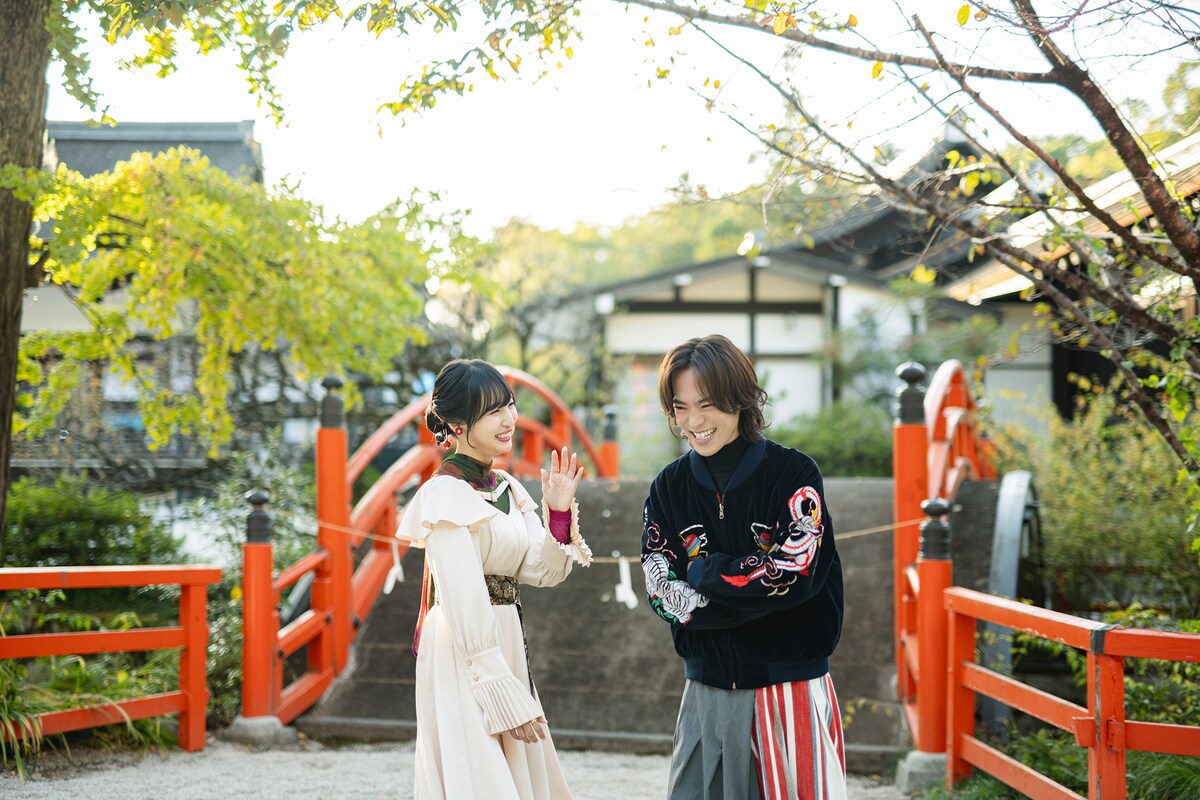 左から佐倉綾音、小野賢章。