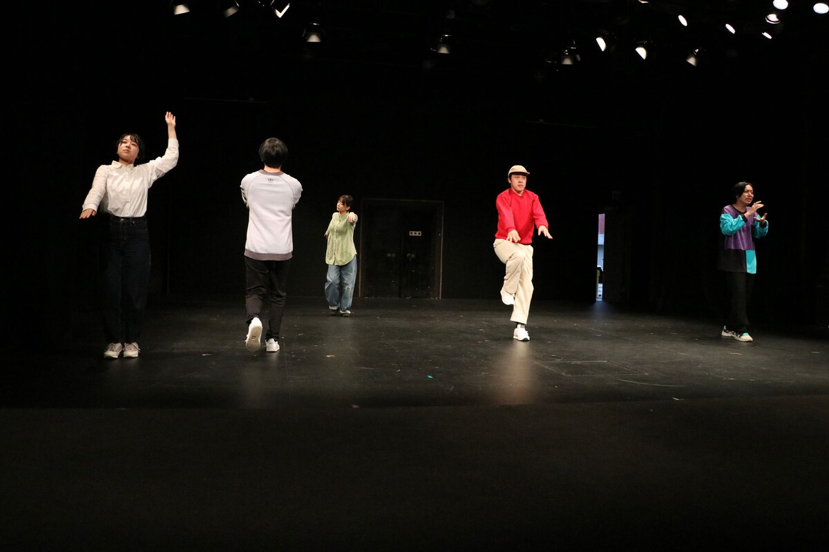 関田育子「紙風船」より。(撮影:木元太郎)