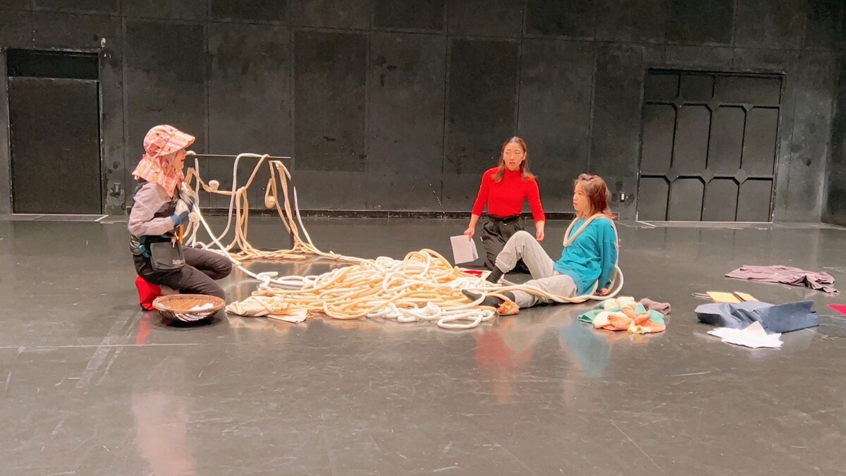 白いたんぽぽ「ひももも」の稽古風景。