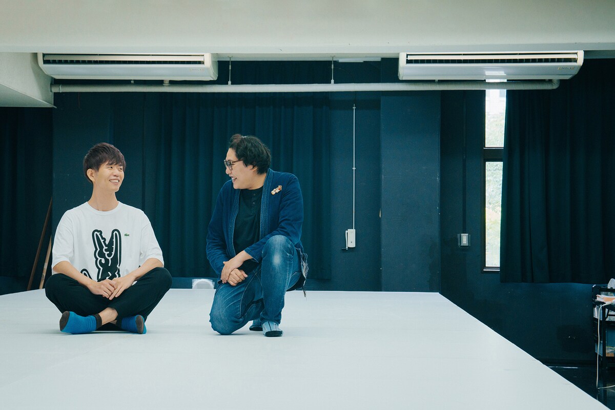 左から杉原邦生、木ノ下裕一。