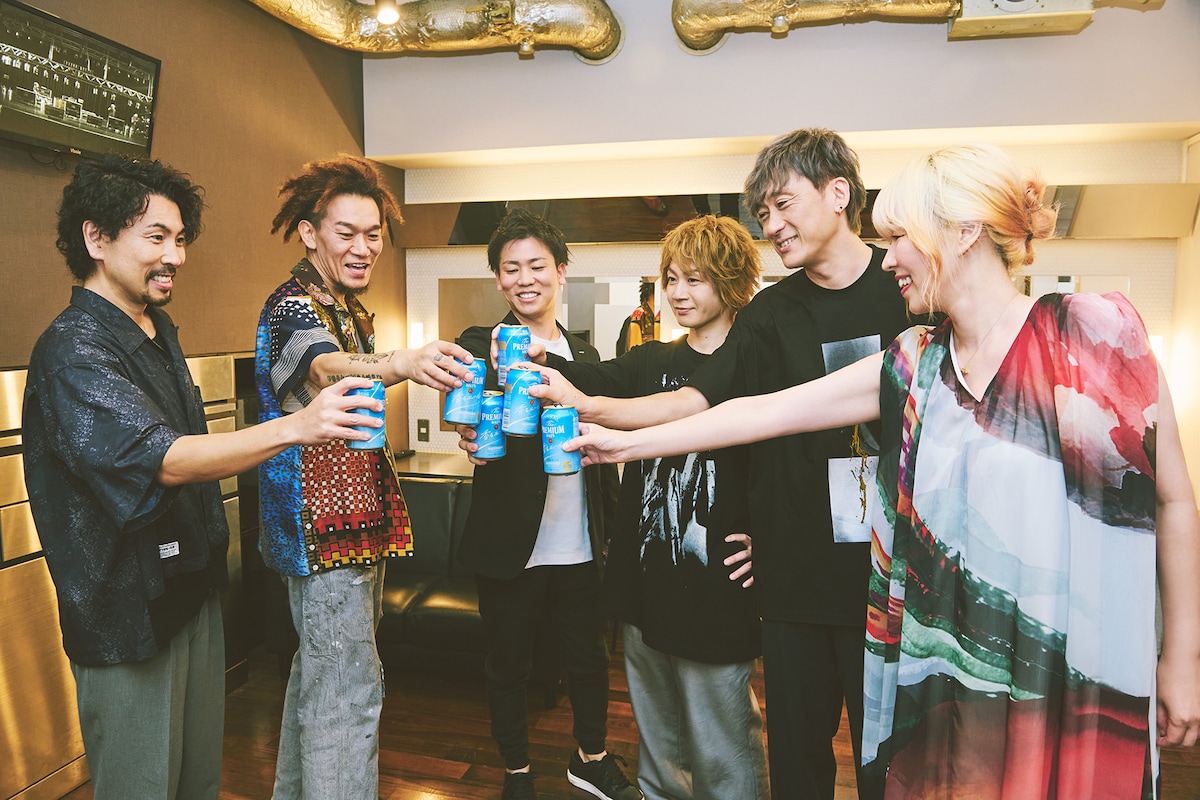 乾杯するAqua Timezとサントリー神里元さん。