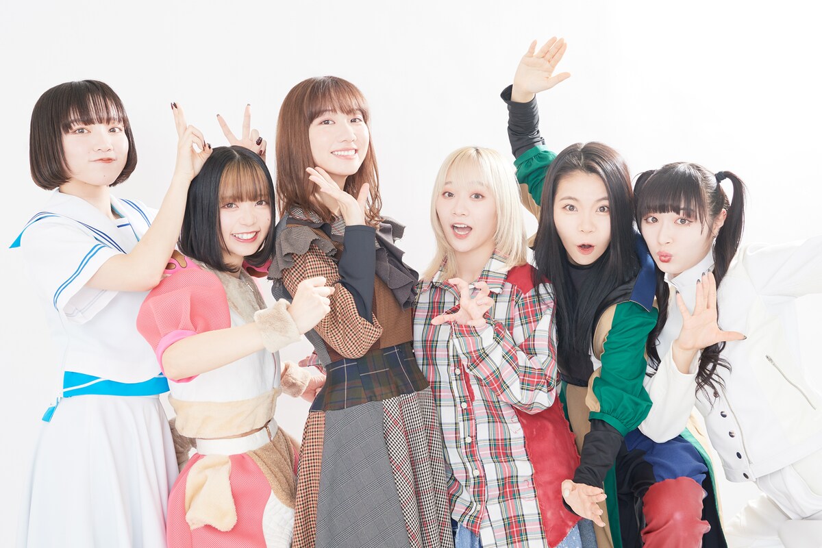 左から月ノウサギ（PARADISES）、
ミユキエンジェル（豆柴の大群）、
柏木由紀、
ネオ・トゥリーズ（BiS）、
ココ・パーティン・ココ（GO TO THE BEDS）、
ユメカ・ナウカナ？（ASP）。