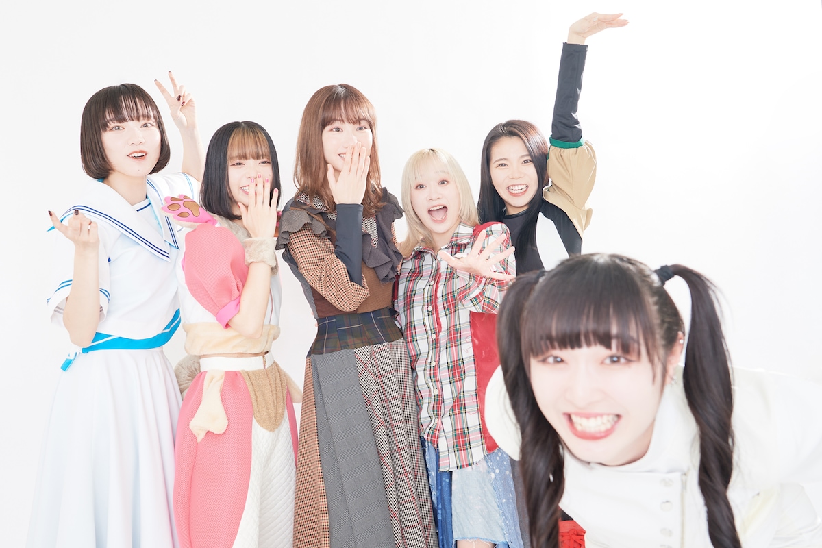 左から月ノウサギ（PARADISES）、
ミユキエンジェル（豆柴の大群）、
柏木由紀、
ネオ・トゥリーズ（BiS）、
ココ・パーティン・ココ（GO TO THE BEDS）、
ユメカ・ナウカナ？（ASP）。