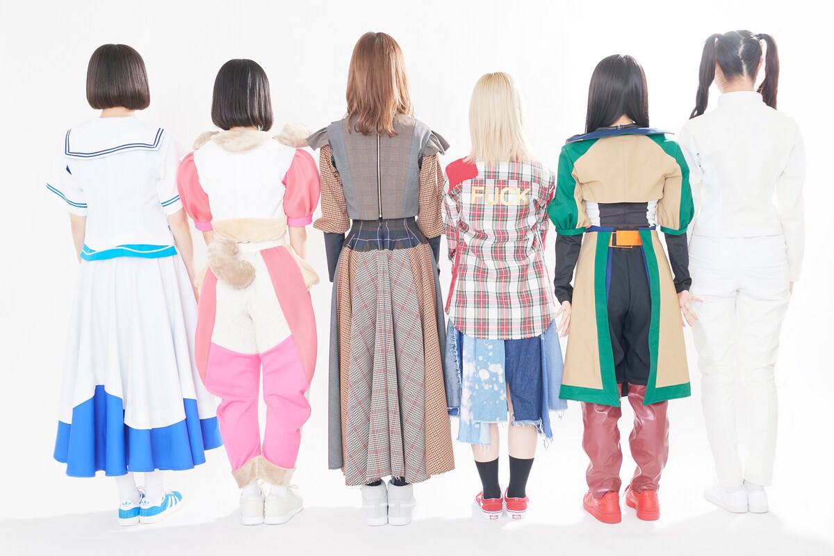 左から月ノウサギ（PARADISES）、
ミユキエンジェル（豆柴の大群）、
柏木由紀、
ネオ・トゥリーズ（BiS）、
ココ・パーティン・ココ（GO TO THE BEDS）、
ユメカ・ナウカナ？（ASP）。