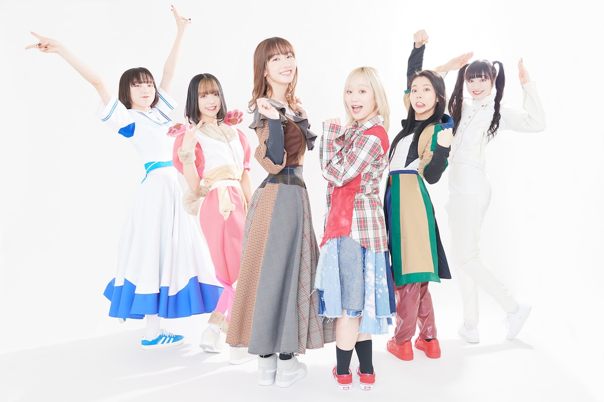 左から月ノウサギ（PARADISES）、
ミユキエンジェル（豆柴の大群）、
柏木由紀、
ネオ・トゥリーズ（BiS）、
ココ・パーティン・ココ（GO TO THE BEDS）、
ユメカ・ナウカナ？（ASP）。