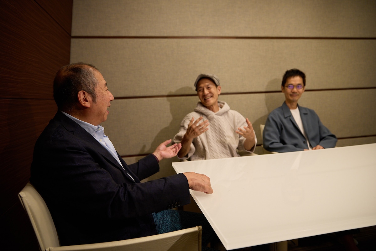 左から向谷実（Key）、櫻井哲夫（B）、神保彰（Dr）。