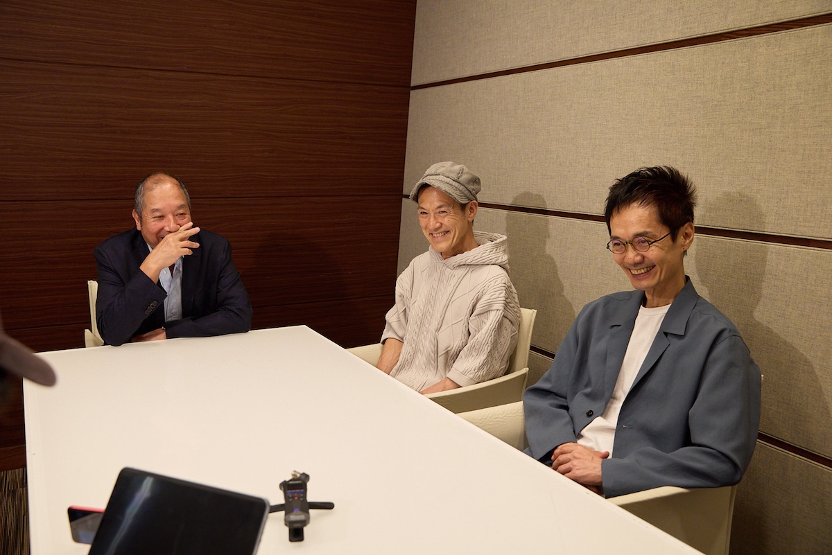 左から向谷実（Key）、櫻井哲夫（B）、神保彰（Dr）。