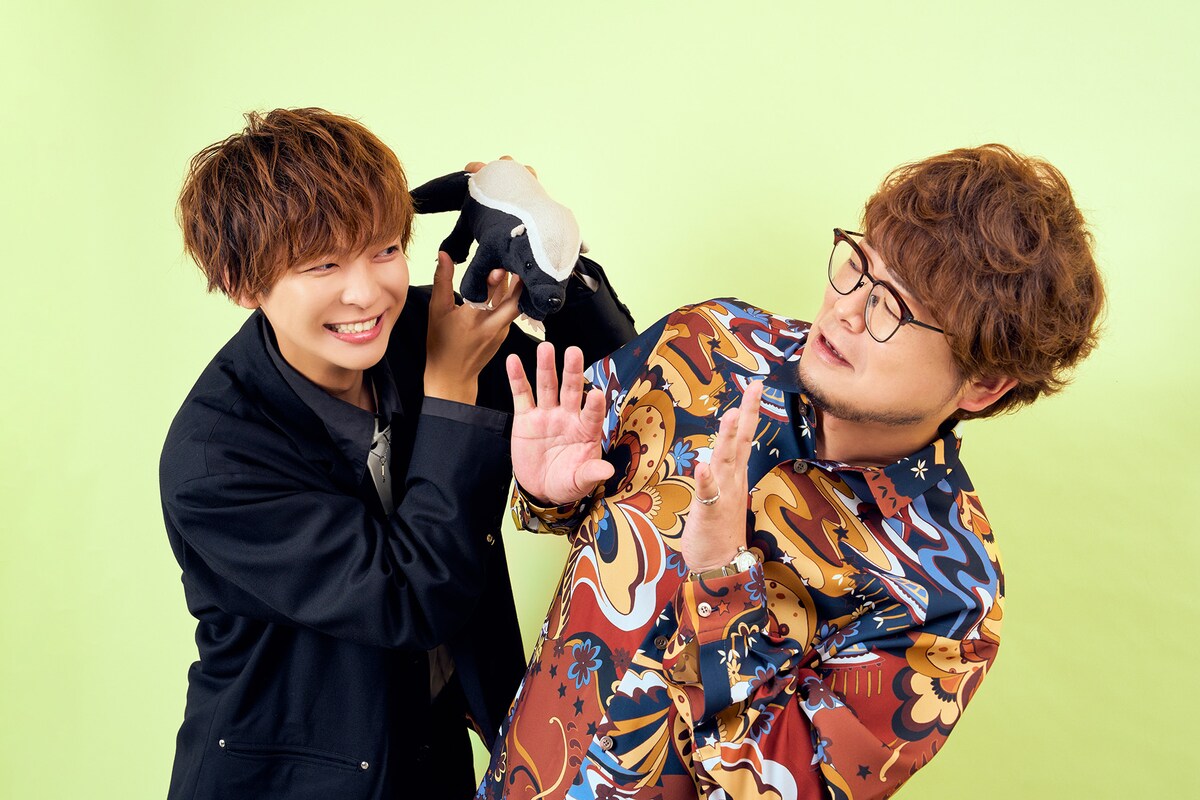 左から鵜澤正太郎、川越学園の看板アニマル・ラーテル、興津和幸。