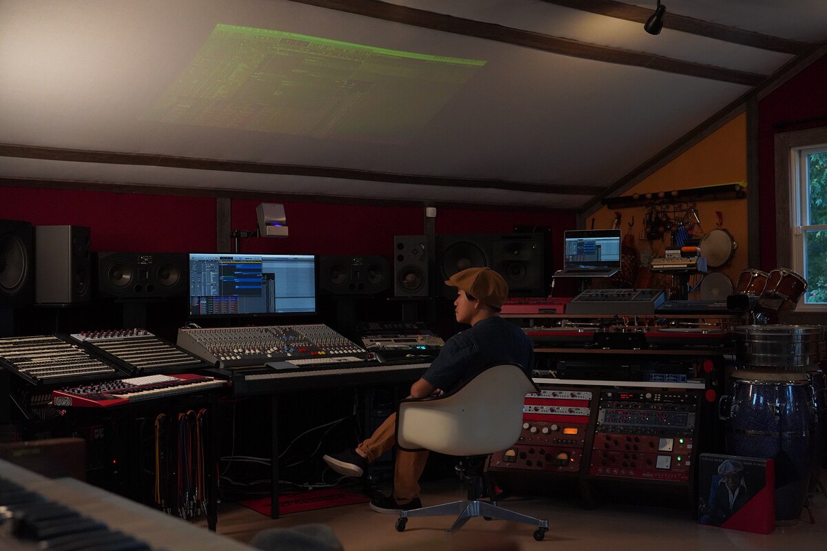 YUKI KANESAKAと、彼の自宅にあるレコーディングスタジオ。