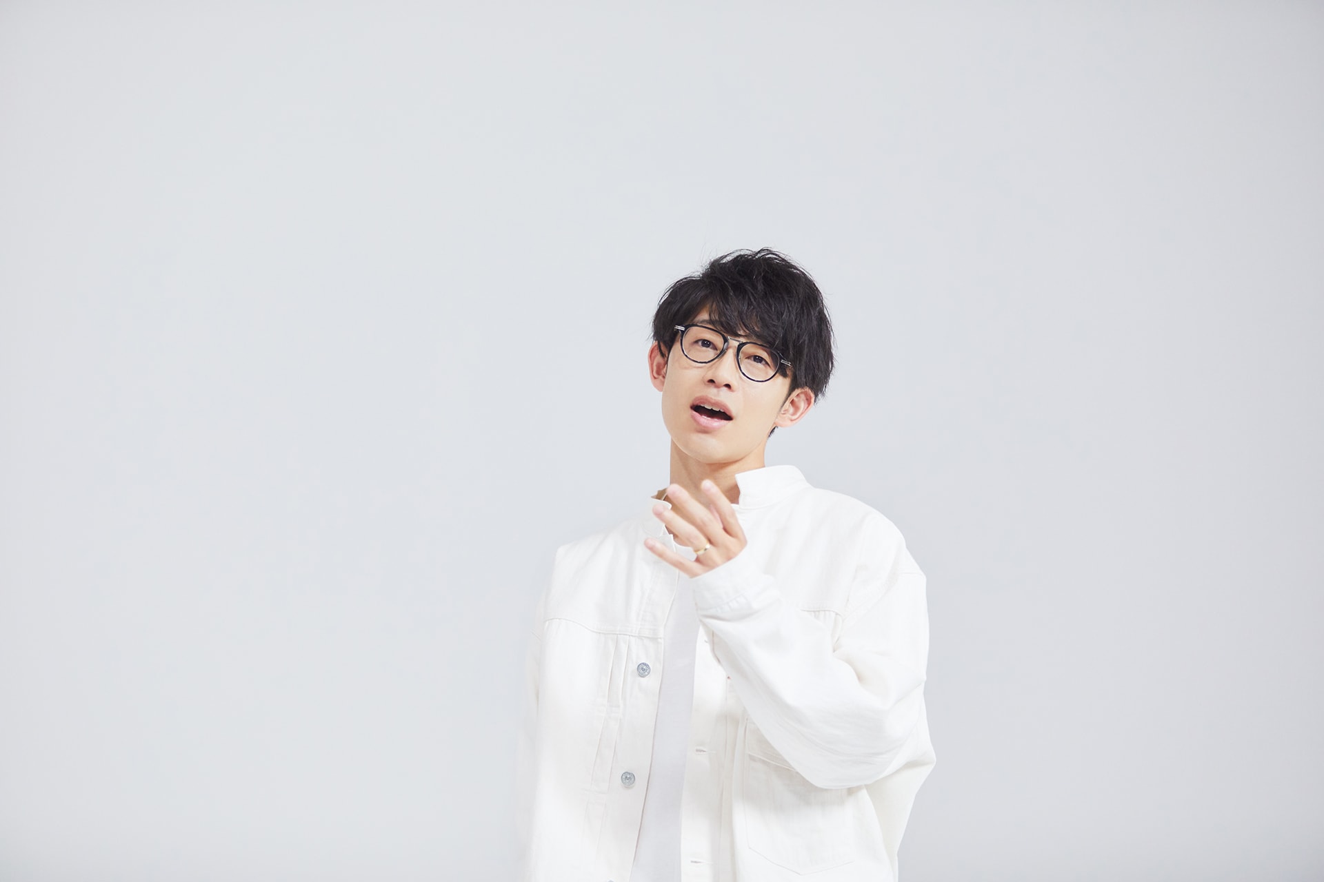 川崎鷹也カバーEP「白」特集｜レビューと著名人5人のコメントで紐解