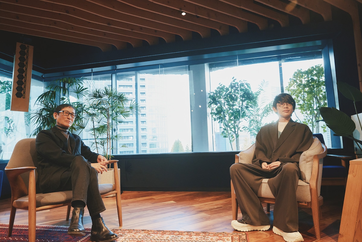 左から武部聡志、川崎鷹也。