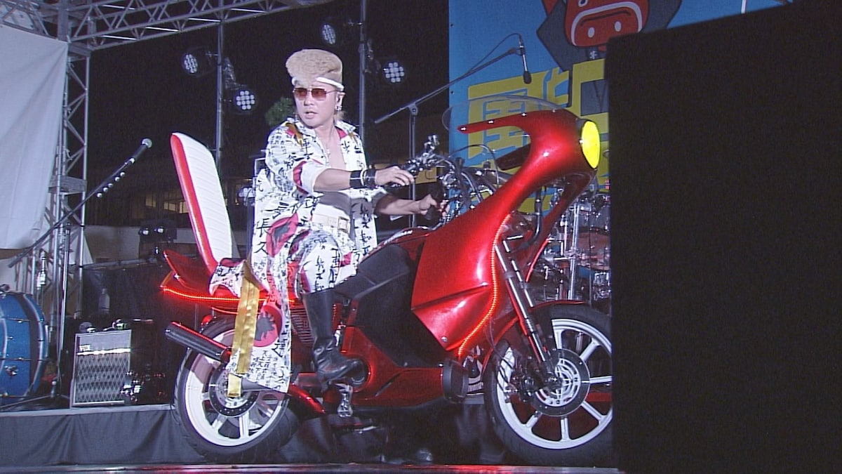 「スウィンギン・ニッポン」などを披露した氣志團（「風とロック芋煮会2025」本編映像より）